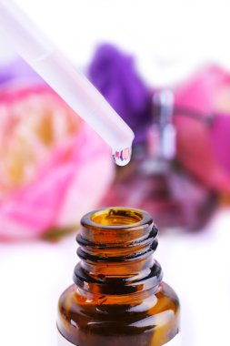 Damlalık şişe parfüm açık renkli çiçekler ile