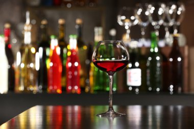 Bardak şarap ile bar-arka plan üzerinde