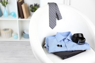 Sandalye üzerinde erkek giysileri