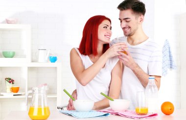 Mutlu çift kahvaltı mutfak vardır.