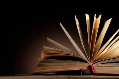 Koyu arka plan ışığı ile açık kitap