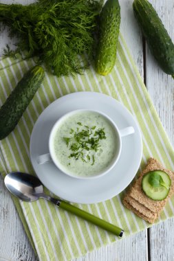 Kabın içinde salatalık çorbası