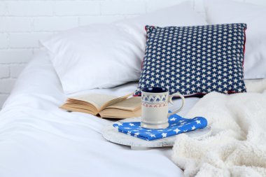 Kitap ve çay üzerinde yatak yakın çekim