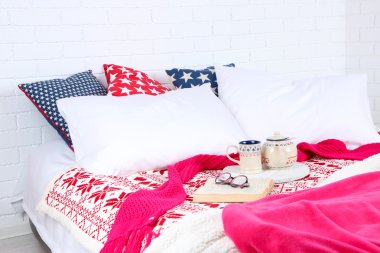 Kitap ve yatak yakın çekim çay