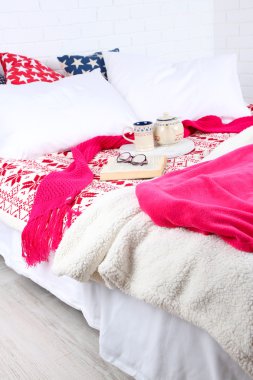 Kitap ve yatak yakın çekim çay