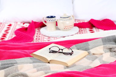 Kitap ve yatak yakın çekim çay