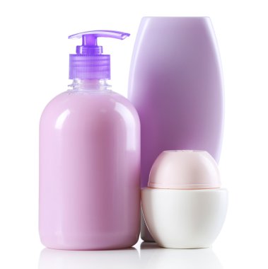 Beyaz arkaplanda izole edilmiş kozmetik şişeler