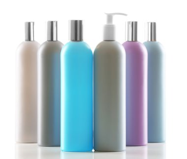 Beyaz arkaplanda izole edilmiş kozmetik şişeler