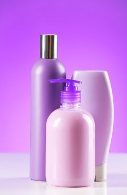 Açık renkli Kozmetik Şişeler