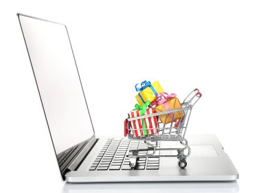 Küçük alışveriş sepeti dolu beyaz arka plan üzerinde izole hediyeler ile dizüstü bilgisayar
