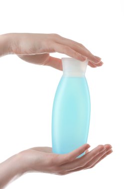 Kozmetik şişe ile eller