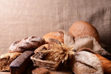 Arka plandaki masada farklı ekmekler