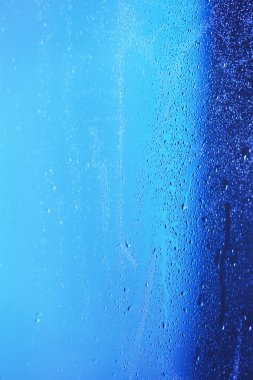 doğal su damlaları ile cam