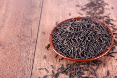 Siyah pirinç ahşap arka plan üzerinde plaka üzerinde