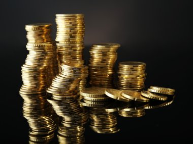 Koyu arka plan üzerinde paralar yığını