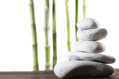 Natürmort spa taş üzerinde beyaz izole bambu sopalarla ahşap yüzeyde