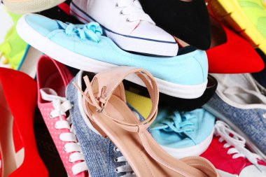 Birçok çeşitli kadın ayakkabı