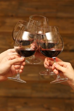 Tungur bardak kırmızı şarap