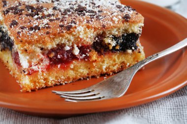 Reçel ve bez arka plan üzerinde süt ile ev yapımı pasta