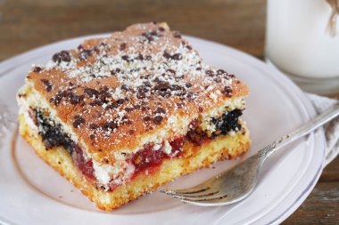 Reçel ve rustik ahşap zemin üzerine süt ile ev yapımı pasta