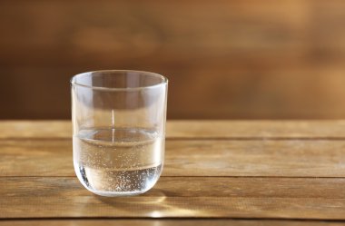 Rustik ahşap zemin üzerine temiz mineral su