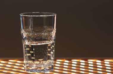 Kafes yüzey ve koyu renk arka plan üzerinde temiz mineral su