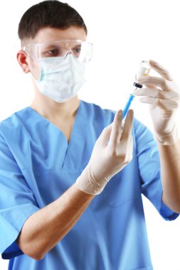 Doktor arama tıp içine şırıngadan beyaz arka plan üzerinde izole cam şişe