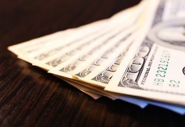 Yüz dolarlık banknotlar ahşap masa arka plan üzerinde
