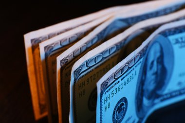 Yüz dolarlık banknotlar ahşap masa arka plan üzerinde