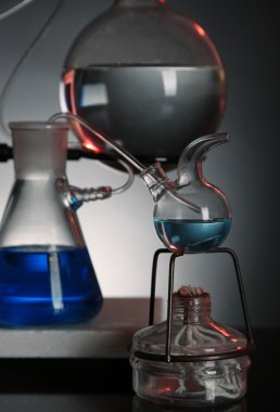 Destek koyu renkli arka plan üzerinde sabit Laboratuar kapkacakları