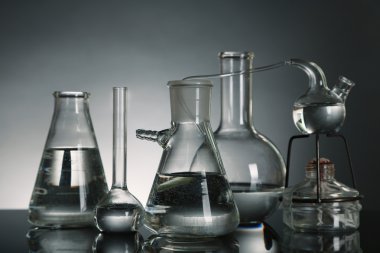 Koyu arka plan üzerinde sabit Laboratuar kapkacakları