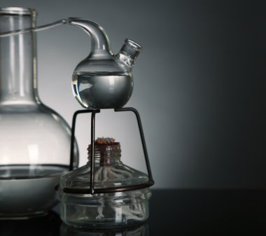 Koyu arka plan üzerinde sabit Laboratuar kapkacakları