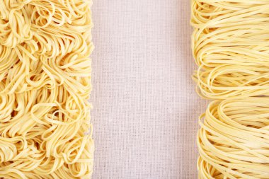 Keten zemin üzerine farklı kuru anlık erişte