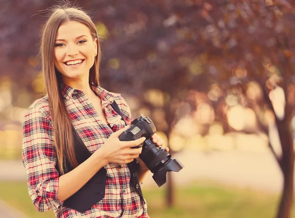 Jovem fotógrafo tirar fotos ao ar livre — Fotografia de Stock