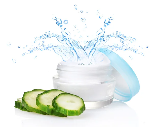 Cream with water splashing and fresh sliced cucumber isolated on white — Stock Photo, Image