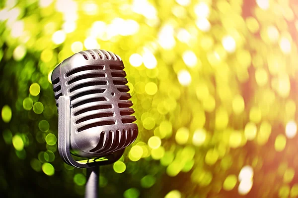 Microfone retro em fundo brilhante, conceito de karaoke — Fotografia de Stock