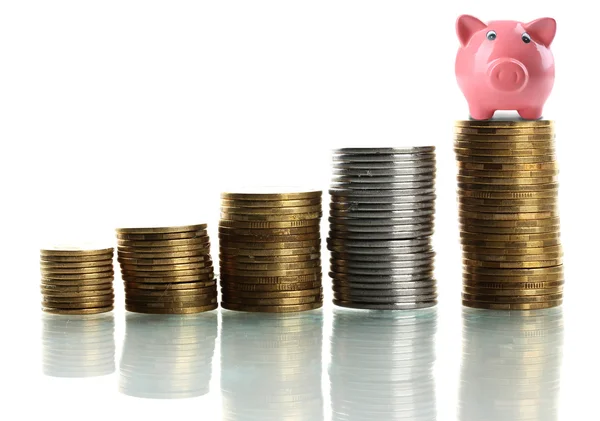 Piggy bank staande op stapel van munten geïsoleerd op wit — Stockfoto