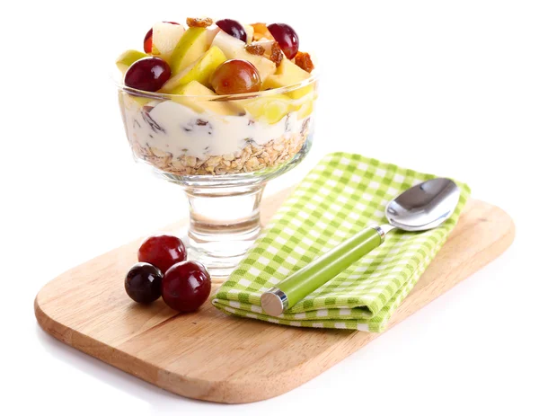 Desayuno saludable: yogur con rodajas de uva fresca y manzana y muesli servido en un recipiente de vidrio en una bandeja de madera, aislado en blanco — Foto de Stock