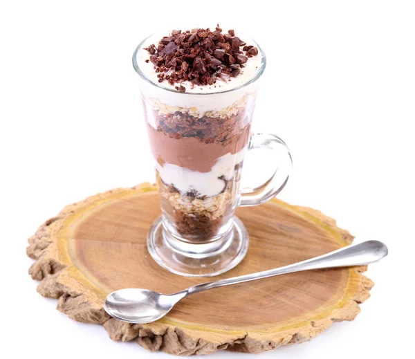 Iogurte, com creme de chocolate, chocolate picado e muesli servido em jarra de vidro, em tábua de madeira, isolado em branco — Fotografia de Stock