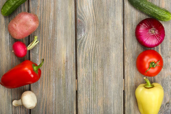 Nyári keret friss biozöldségek fából készült háttér — Stock Fotó