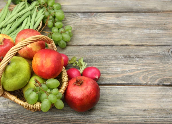 Summer frame with fresh organic vegetables and fruits on wooden background — Stock Photo, Image