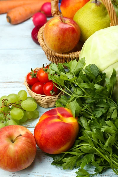 Légumes et fruits frais biologiques sur fond de bois — Photo