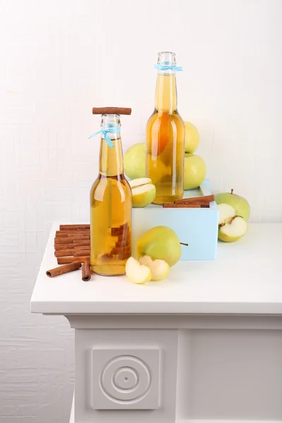 Bodegón con sabrosa sidra de manzana y manzanas frescas — Foto de Stock