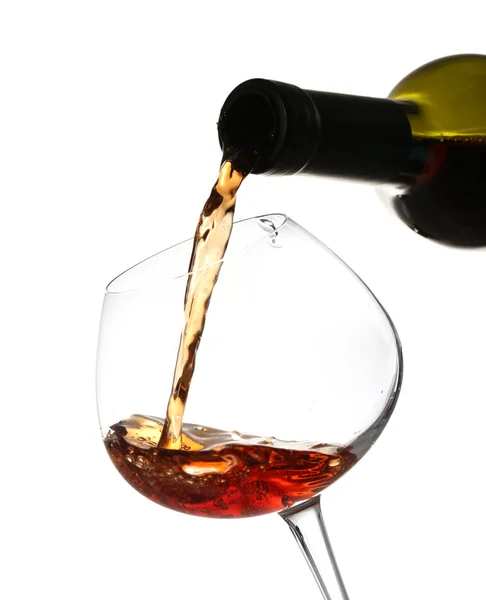 Červené víno, nalil do sklenice na víno, izolované na bílém — Stock fotografie