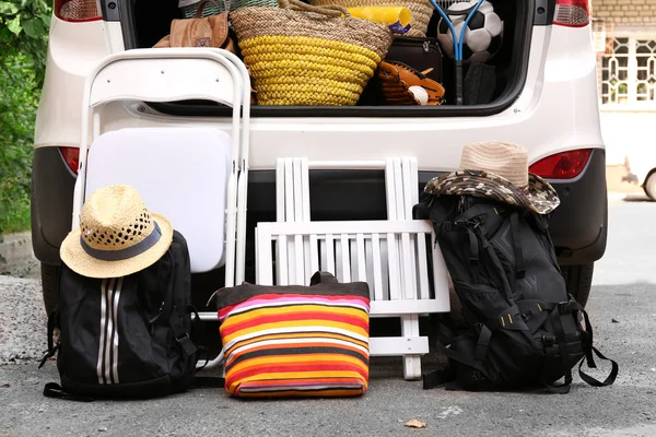 Валізи і сумки в багажнику автомобіля готові виїхати на канікули — стокове фото
