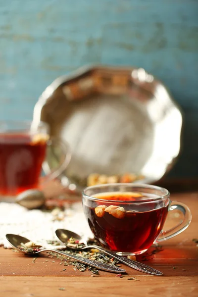 Ahşap masa üzerinde bitki çayı ile güzel vintage kompozisyon — Stok fotoğraf