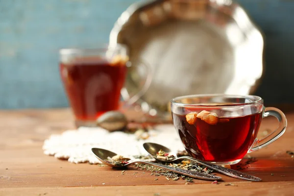 Piękny starodawny skład z herbaty ziołowe, na drewnianym stole — Zdjęcie stockowe