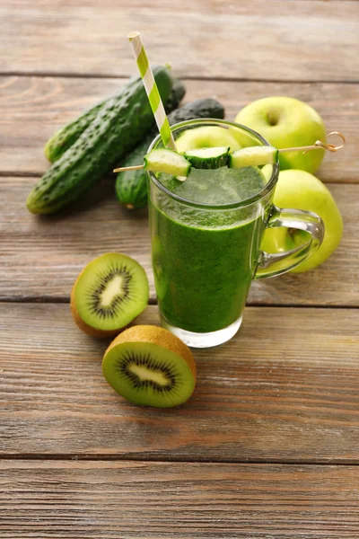 Grüner frischer gesunder Saft mit Obst und Gemüse auf Holztischhintergrund — Stockfoto