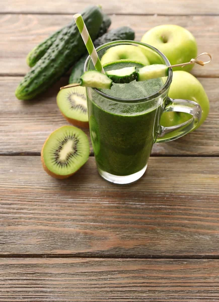 Groene vers gezond SAP met groenten en fruit op houten tafel achtergrond — Stockfoto