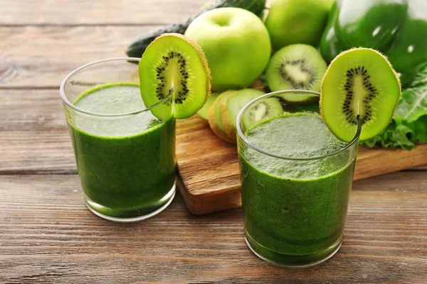 绿色新鲜健康果汁与水果和蔬菜切菜板和木桌背景 — 图库照片